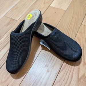 NWT Fly Flot Slip On Heeled Mesh Clogs Black Women's 9 40